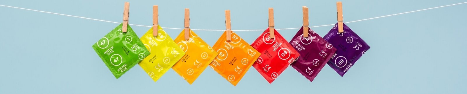 Mister Size-kondomer i olika storlekar på en linje
