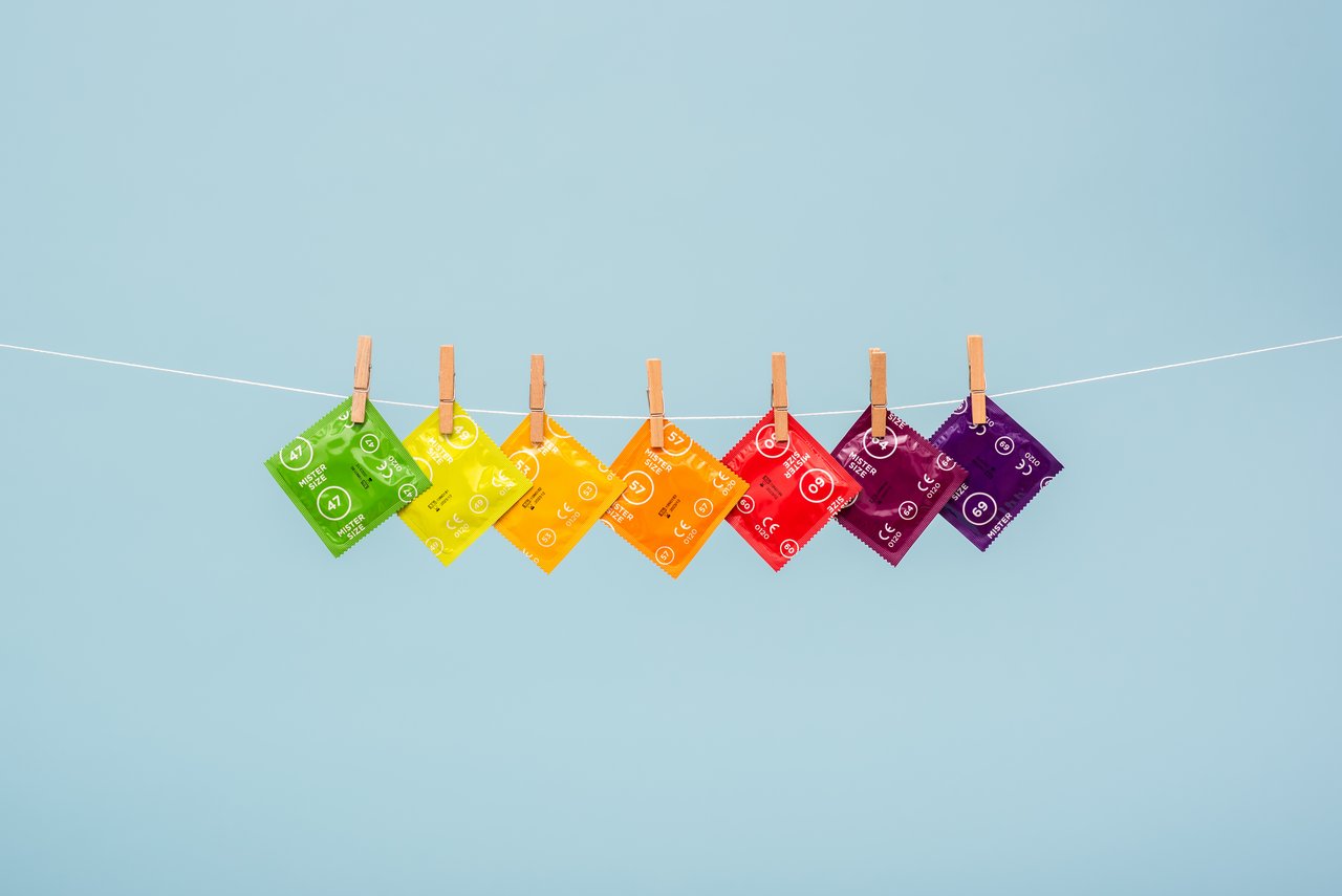 7 olika kondomstorlekar från Mister Size på en tvättlina