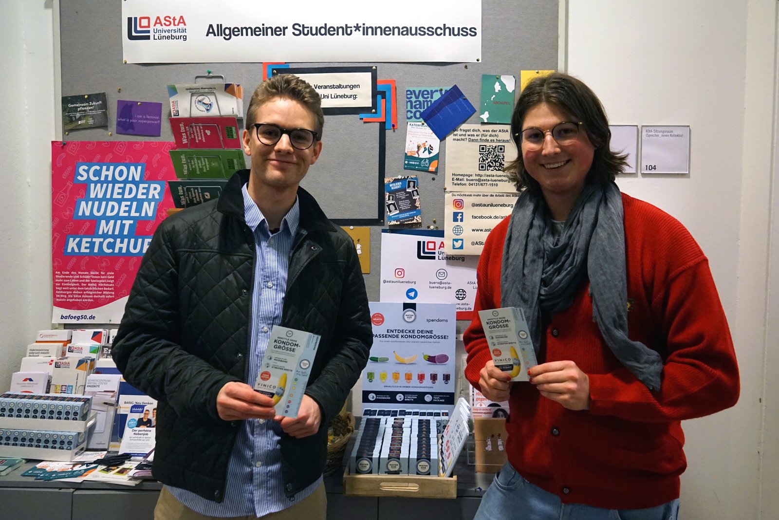 Luis från Spondoms (till vänster) öppnar den kostnadsfria kondomautomaten tillsammans med Max från AStA vid Leuphana University Lüneburg (till höger).