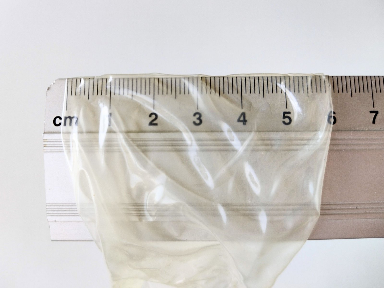 Kondomens nominella bredd mätt med en linjal