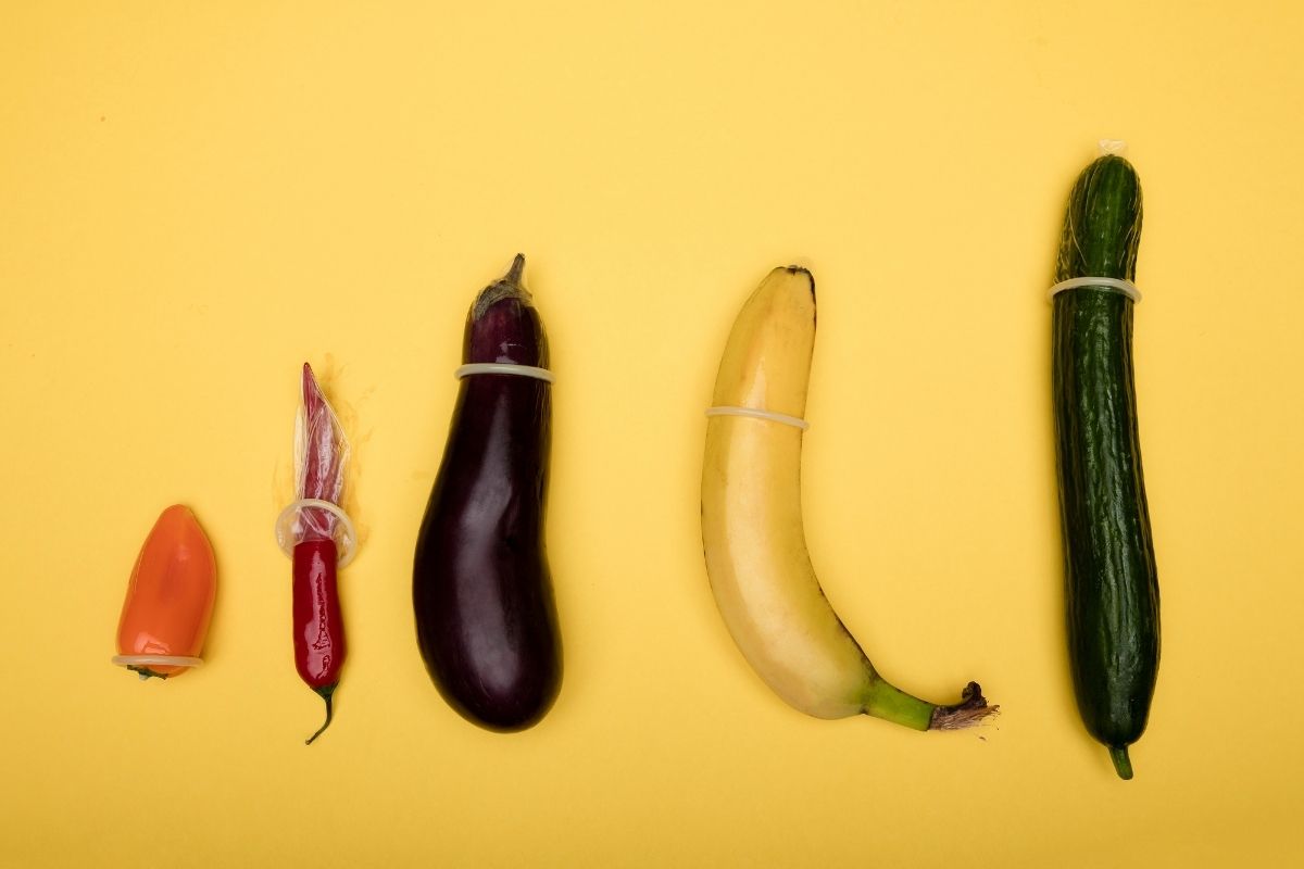 Kondomer på frukt och grönsaker i olika storlekar